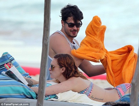 Bạn trai cũ của Rumer cũng có mặt trong chuyến đi này.