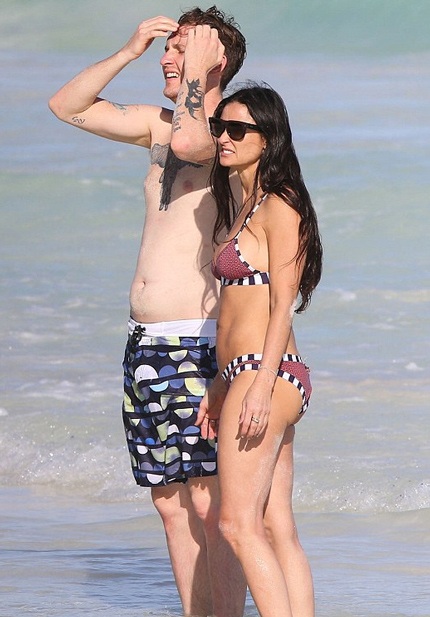 Demi Moore hẹn hò với rocker kém 24 tuổi - 1 Demi Moore và bạn trai mới, Sean Friday, 27 tuổi, đang đi nghỉ tại Mexico cùng nhau.