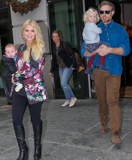 Jessica Simpson hạnh phúc bên chồng tương lai và hai con