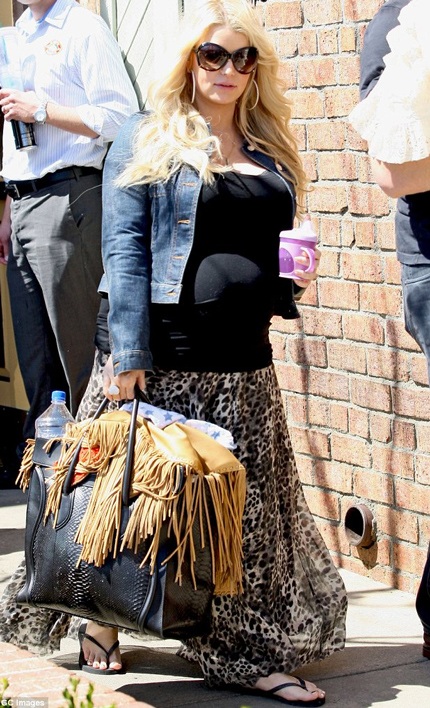 Jessica Simpson 'nặng nề' khi còn mang bầu