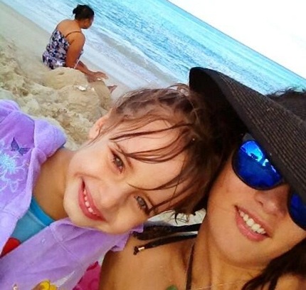 Hoa hậu Monica và con gái - Maya. Cô bé bị bọn cướp bắn bị thương ở chân.