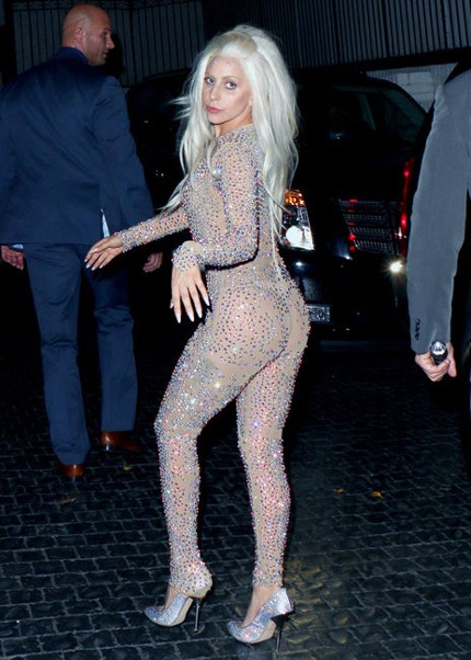Nữ ca sĩ cá tính Lady Gaga cũng không thể bỏ qua kiểu trang phục gợi cảm và khiêu khích này.