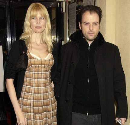 Claudia Schiffer từ chối lời mời ăn tối giá 1 triệu bảng Anh - 2 Claudia giờ sống khép kín bên chồng và ba đứa con.