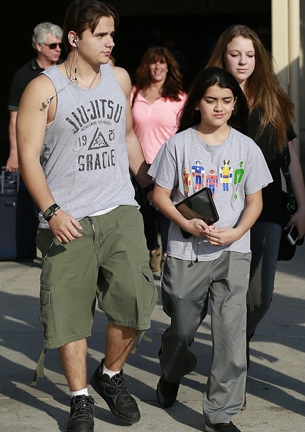 Con trai "vua nhạc Pop" đưa bạn gái về ra mắt gia đình - 1 Prince xuất hiện tại sân bay cùng em trai Blanket và bạn gái Nikita