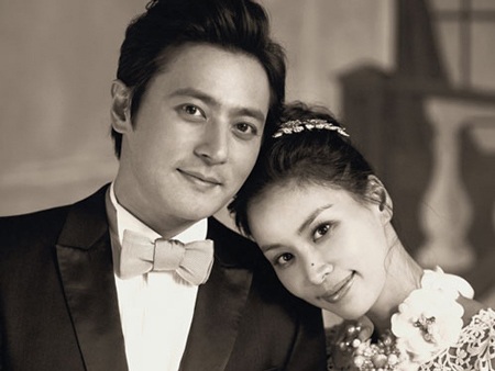 Vợ Jang Dong Gun sinh con thứ hai ở tuổi 42 - 1 Vợ chồng Jang Dong Gun vừa đón thêm đứa con thứ hai vào ngày hôm nay 25/2.