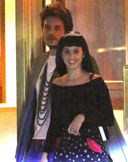 Lễ tình nhân 14/2 vừa rồi, hai người vẫn còn dành thời gian vui vẻ bên nhau.