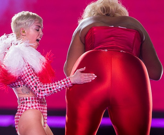 Miley Cyrus trong đêm diễn tại Los Angeles, hôm 23/2 vừa rồi.