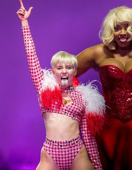 Miley Cyrus trong đêm diễn tại Los Angeles, hôm 23/2 vừa rồi.