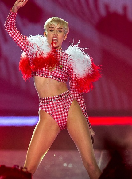Miley Cyrus trong đêm diễn tại Los Angeles, hôm 23/2 vừa rồi.