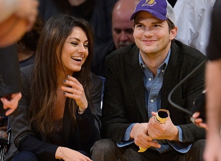 Mila Kunis đã đính hôn với Ashton Kutcher - 1 Mila Kunis và Ashton Kutcher đã đính hôn sau 2 năm hò hẹn.
