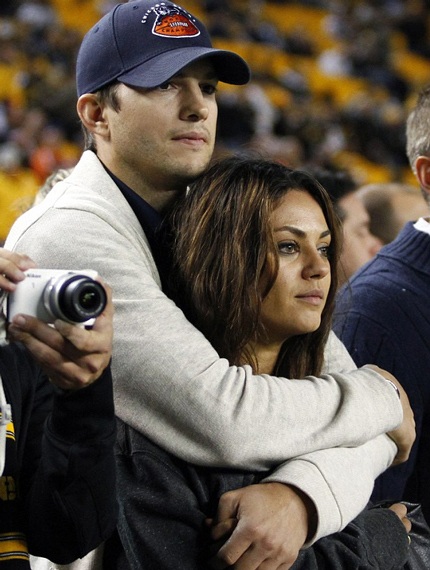 Mila Kunis đã đính hôn với Ashton Kutcher - 4 Mila Kunis để lộ nhẫn đính hôn bằng kim cương khi đi mua sắm cùng mẹ ruột, ngày 27/2.