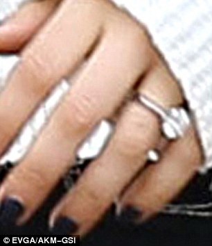 Mila Kunis đã đính hôn với Ashton Kutcher - 3 Mila Kunis để lộ nhẫn đính hôn bằng kim cương khi đi mua sắm cùng mẹ ruột, ngày 27/2.