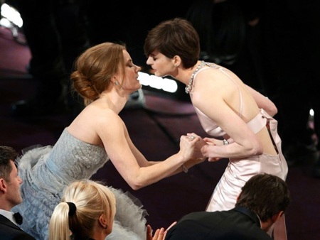 Những khoảnh khắc hậu trường thú vị của lễ trao giải Oscar - 11 Mẹ của Javier Bardem hôn chúc mừng con trai cưng khi anh được xướng tên trong hạng mục