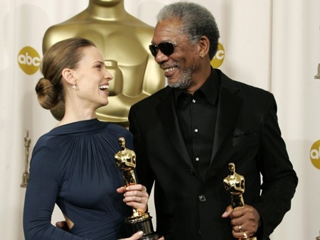 Những khoảnh khắc hậu trường thú vị của lễ trao giải Oscar - 18 Tại phòng họp báo của lễ trao giải Oscar năm 2005, hai ngôi sao giành chiến thắng