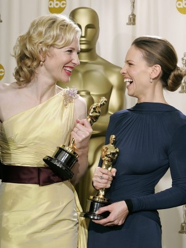 Những khoảnh khắc hậu trường thú vị của lễ trao giải Oscar - 21 Vợ của nữ diễn viên Daniel Day Lewis - Rebecca hôn tặng anh khi Daniel giành giải