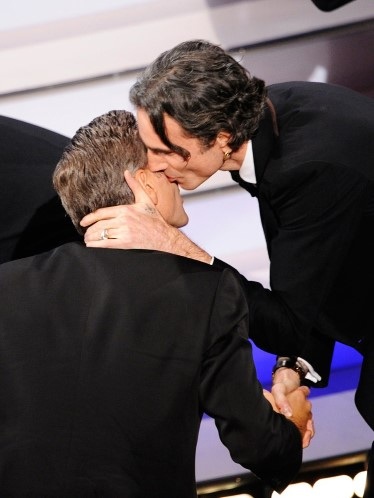 Những khoảnh khắc hậu trường thú vị của lễ trao giải Oscar - 8 Daniel Day Lewis chúc mừng đồng nghiệp George Clooney bằng một nụ hôn sau khi Daniel giành giải