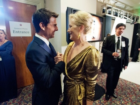 Những khoảnh khắc hậu trường thú vị của lễ trao giải Oscar - 9 Daniel Day Lewis chúc mừng đồng nghiệp George Clooney bằng một nụ hôn sau khi Daniel giành giải