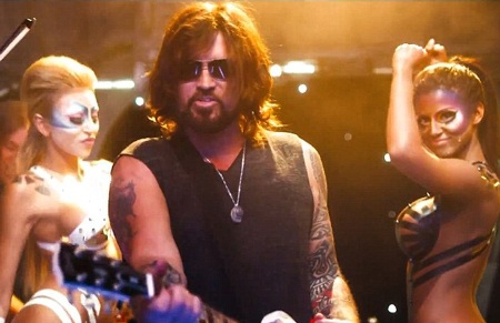 Cha ruột của Miley Cyrus gây sốc với phong cách mới, nhạc hip hop