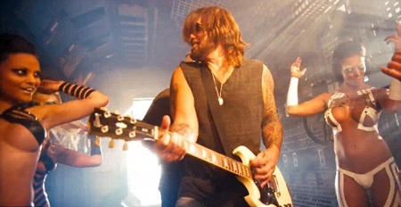 Trong clip mới của mình, Billy Ray khiêu vũ bên những nữ vũ công mặc mát mẻ