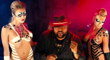 Clip mới của Billy Ray được nam ca sĩ 52 tuổi khẳng định là một sự mới mẻ về âm nhạc