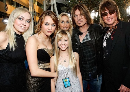 Billy Ray bên vợ cũ và các con khi còn hạnh phúc