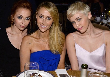 Miley bên mẹ ruột và chị gái cùng mẹ khác cha, Brandi