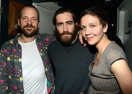 Jake Gyllenhaal tái hợp với bạn gái siêu mẫu sau 1 tháng chia tay - 3 Jake (giữa) chụp hình cùng chị ruột và anh rể vào ngày 13/2.