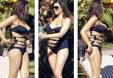 Người đẹp diện một bộ áo tắm sành điệu với những đường xẻ rất thu hút và ấn tượng