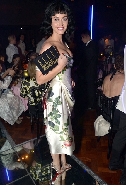 Cô diện váy hoa gợi cảm và quyến rũ của nhãn hiệu Vivienne Westwood.