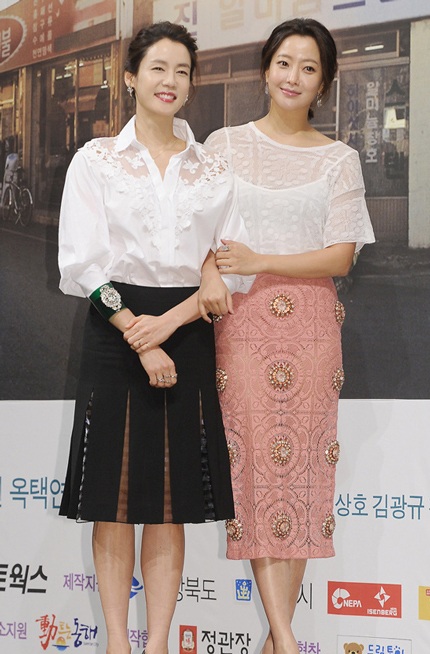 Chiếc váy thanh lịch của bà mẹ một con Kim Hee Sun