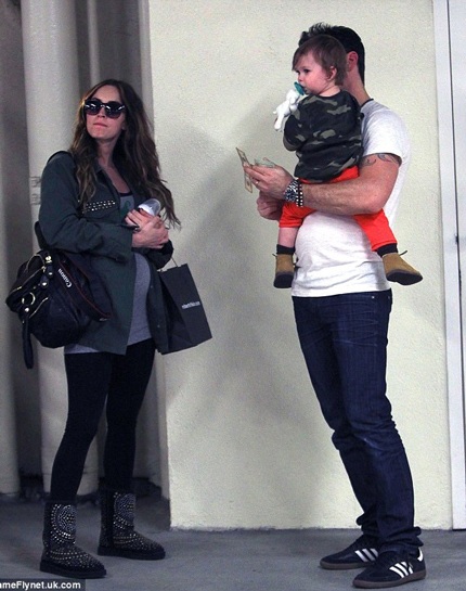 Megan Fox cùng chồng và con trai đầu lòng của hai người