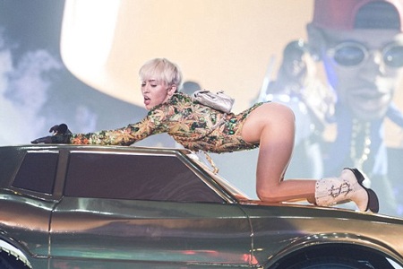 Miley Cyrus vừa có đêm diễn đầu tiên trong tour diễn