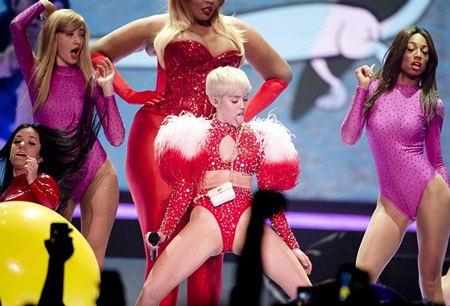 Miley Cyrus vừa có đêm diễn đầu tiên trong tour diễn