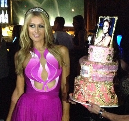 Paris Hilton nóng bỏng trong video clip mới - 3 Cô nàng tóc vàng dự định tổ chức sinh nhật trong vòng 1 tháng.