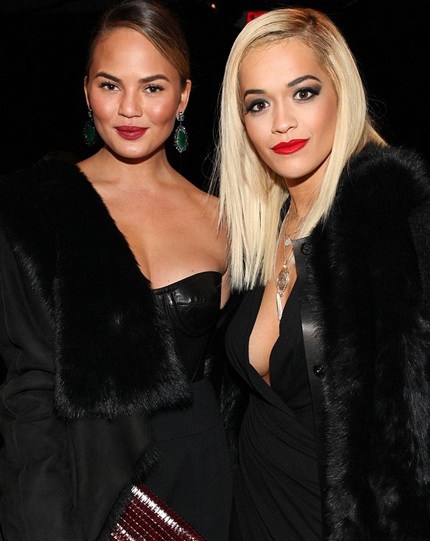 Rita Ora khiêu khích bên Katie Holmes giản dị - 14 Rita vui vẻ chụp hình chung với siêu mẫu Chrissy Teigen