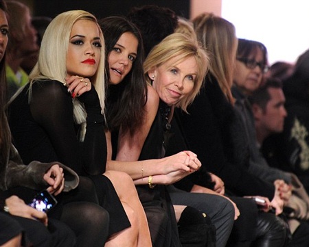 Rita Ora khiêu khích bên Katie Holmes giản dị - 16 Những ngôi sao hạng A của làng giải trí thế giới ngồi hàng đầu để theo dõi buổi trình diễn.