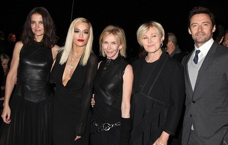 Rita Ora khiêu khích bên Katie Holmes giản dị - 18 Katie Holmes và Rita Ora chụp hình cùng với những gương mặt nổi tiếng khác.
