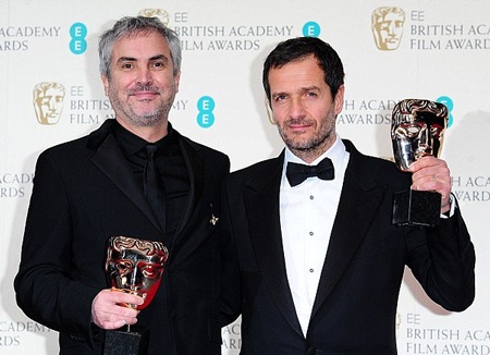 Phim do Brad Pitt sản xuất giành giải BAFTAs - 4 Đạo diễn Alfonso Cuaron (trái) và David Heyman ôm giải thưởng Bộ phim tiếng Anh hay nhất dành cho