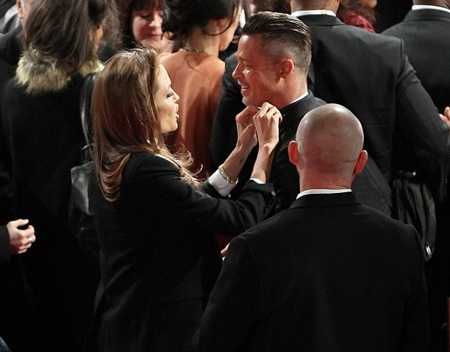 Phim do Brad Pitt sản xuất giành giải BAFTAs - 3 Angelina Jolie và Brad Pitt trông rất tình tứ tại lễ trao giải