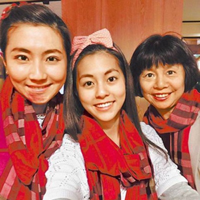 Selina lại bí mật đi chữa trị sẹo bỏng - 2 Selina chụp ảnh cùng mẹ và em gái sau lần điệu trị sẹo bỏng trên mặt đầu tiên.