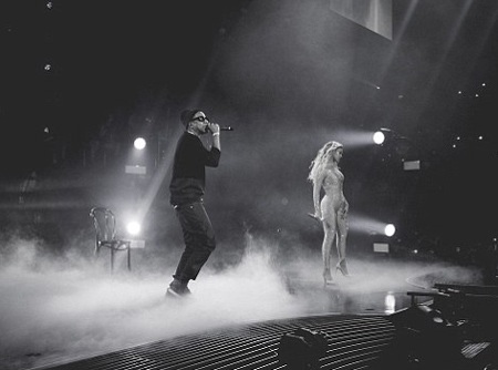 Bà mẹ một con và chồng biểu diễn trong tiếng reo hò của người hâm mộ có mặt tại sân vận động.