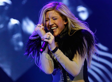Ellie Goulding biểu diễn trên sân khấu O2 Arena, London, Anh tối 10/3.