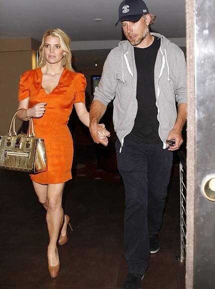 Jessica Simpson và chồng tương lai xuống phố, ngày 9/3 vừa rồi