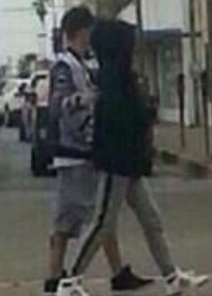 Cặp tình nhân cùng đi ăn sáng, uống cafe và mua hoa với nhau