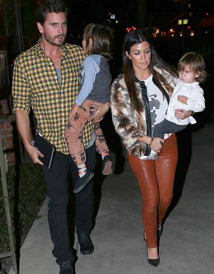 Chị gái Kim làm đám cưới với bạn trai sau 7 năm chung sống - 3 Kourtney và Scott cùng hai đứa con.