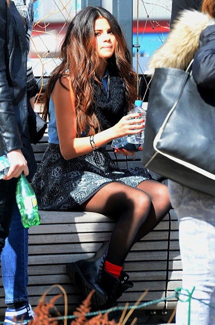 Buổi chụp hình là hợp đồng quảng cáo đầu tiên của Selena kể từ khi cô rời khỏi trại cai nghiện.