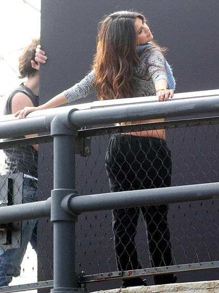 Selena Gomez khoe vòng hai phẳng lỳ trong chiếc áo crop top.