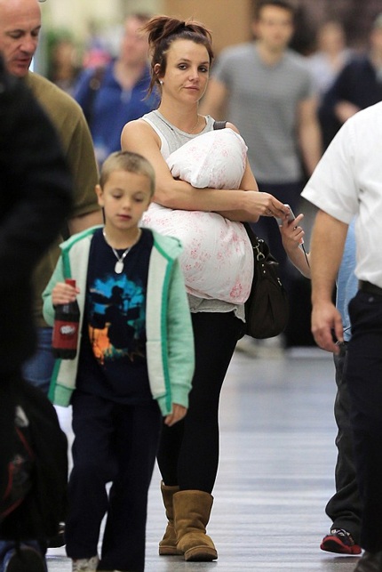 Ngôi sao 32 tuổi diện váy ngắn và áo da màu đen rất trẻ trung.