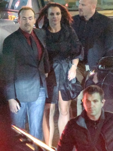 Ngôi sao 32 tuổi diện váy ngắn và áo da màu đen rất trẻ trung.