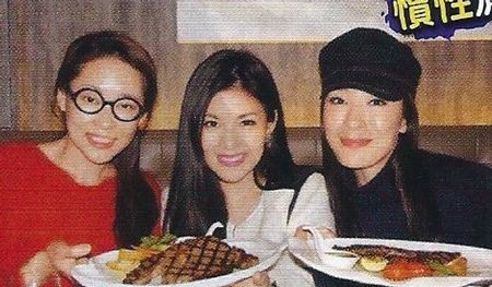 Tuy nhiên, mới đây, nữ diễn viên nổi tiếng đã xuất hiện với gương mặt hoàn toàn khác lạ (phải)